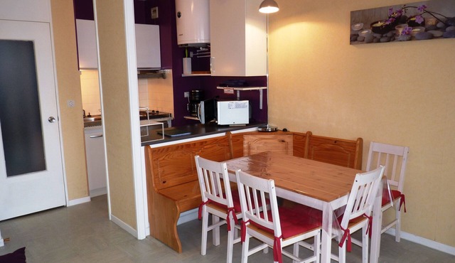 5-seater apartment with balcony at the foot of the WIFI slopes equipped with childcare