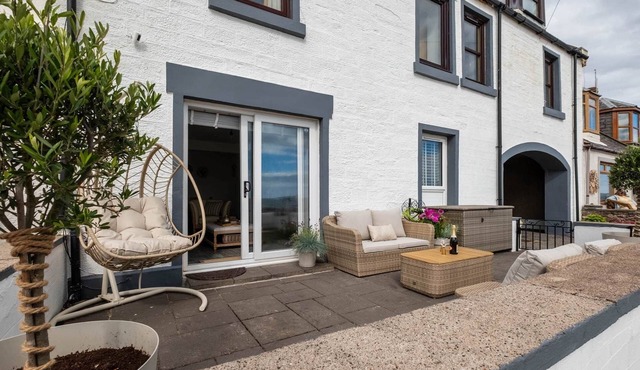 5 South Street - Beach Front Apartment