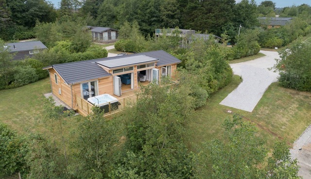 5 SOUTHERN PLACE, family friendly, with hot tub in Dobwalls