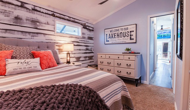 5-Star/2-BR Boathouse Fully Remodeled-Directly on the Flint River w/Amazing Deck