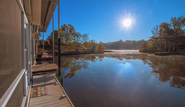 5-Star/2-BR Boathouse Fully Remodeled-Directly on the Flint River w/Amazing Deck