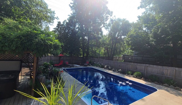 5-Star 3 bedroom home with heated pool and hot tub! 10 minutes away from MSU
