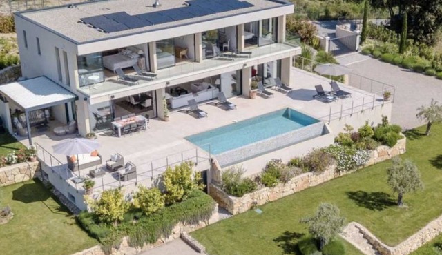 5 Star 5 Bedroom contemporary Villa with amazing views.