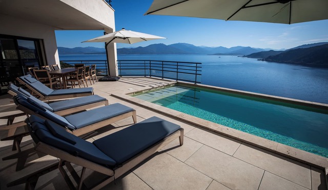 5-star architect-designed villa *, swimming pool, walking distance to beach