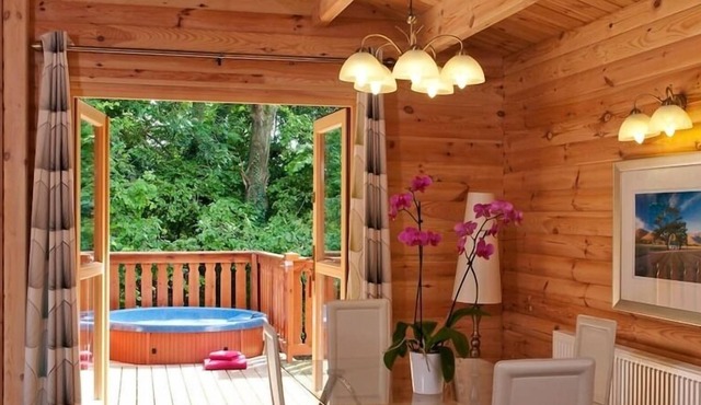 5 star, award winning Lodge with luxurious hot tub (sleeps 4)