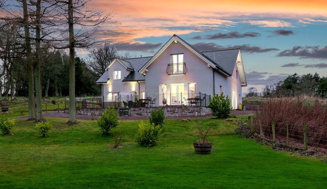 5 Star Award Winning House - The Capercaillie - sleeps 10 with Hot Tub