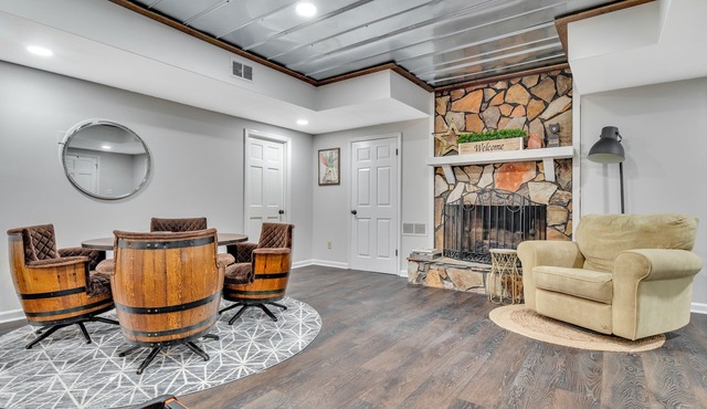 5 Star - Basement Apt - 2 BD - Pet Friendly