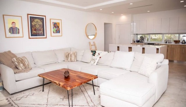 5 star Beachside Home Next to Everything! Patio/Wifi/TVs