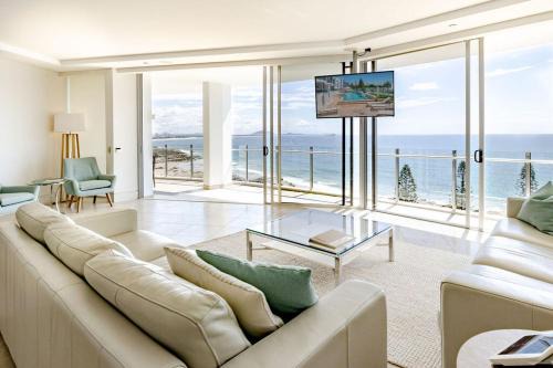 5-Star Beachfront Retreat with Theatre & Pool