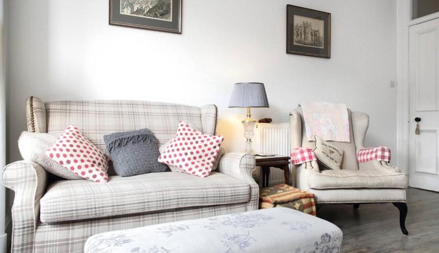 5 star beautiful & vintage, spacious apt in chic location!