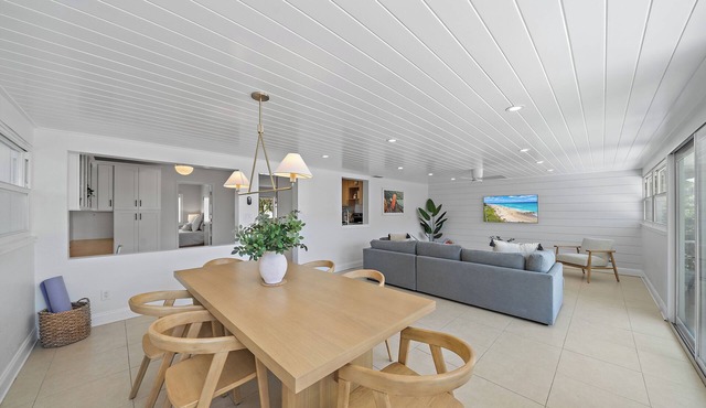 5 Star ⭐️ Bright, Spacious Home - Downtown, Restaurants, Shopping, Beaches