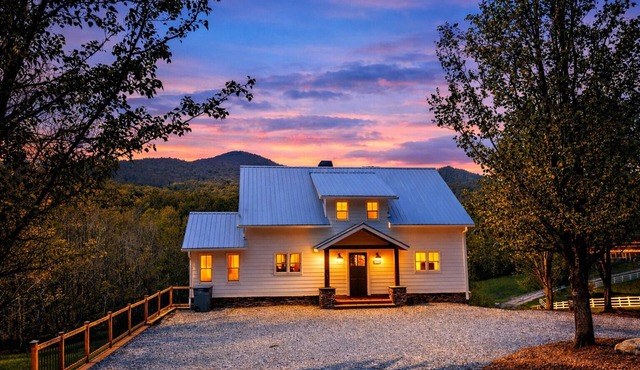 5 Star Cabin | Pet Friendly | Rushing Creek | Mountain Views | Foosball |Firepit