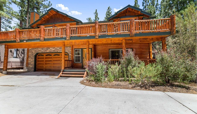 5 STAR CABIN! PRIVATE Hot Tub. Game room! Close VILLAGE, SLOPES, LAKE!