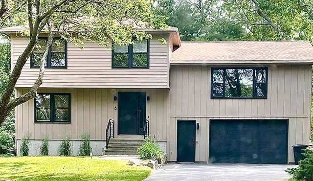 5 STAR Coastal Farmhouse- Dog Friendly- 3BR in Westerly! Minutes to Beach & Town