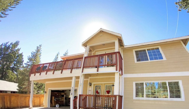 5 Star Comfort & Fun for everyone, 15 min to ski & lake. H.Tub, P.Tbl, LG yard
