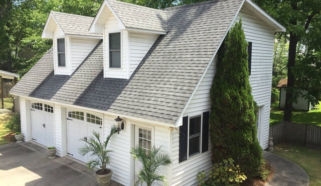 5-Star Comfort - Walk to Marina, Restaurants, Water Front Park, Boater Friendly!