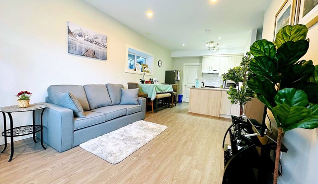 5-star community, 5-10 minute drive to a mall with everything you need in lifenn