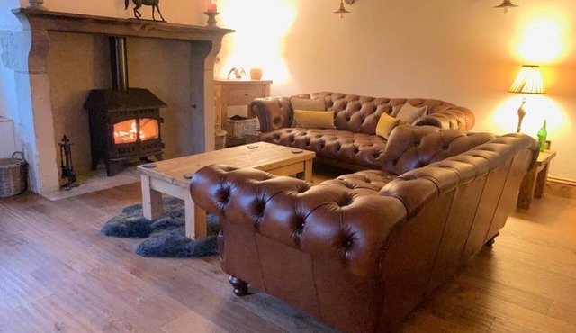 5 Star Cottage on The Green with Log Burner (Dog Friendly)