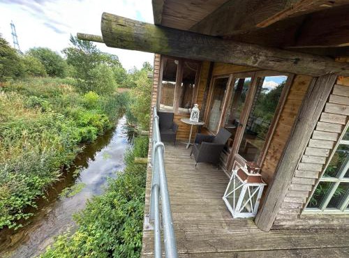 5 Star Country Retreat, huge Log Cabin over small river, with private hot tub & log burner, WiFi, 65 inch smart TV relax read at Weston Newark, Nottinghamshire