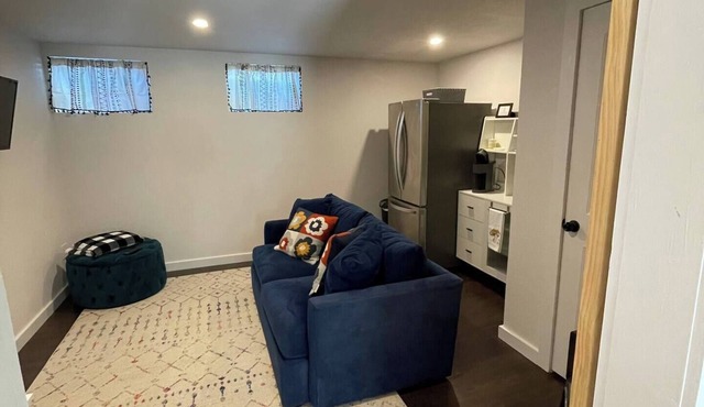 5 Star Cozy, Clean and Bright Private Walkout