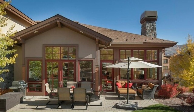 *5-Star Craftsman Style Home - Contemporary Decor, Open & Sunny Floor Plan