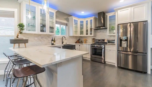 5 Star Epicurean Experience with Hip, Modern, Gazebo with BBQ Grill & Sleeps 14.