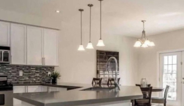 5 star Full house 3 bedrms, 4 beds, 3 bath Airport