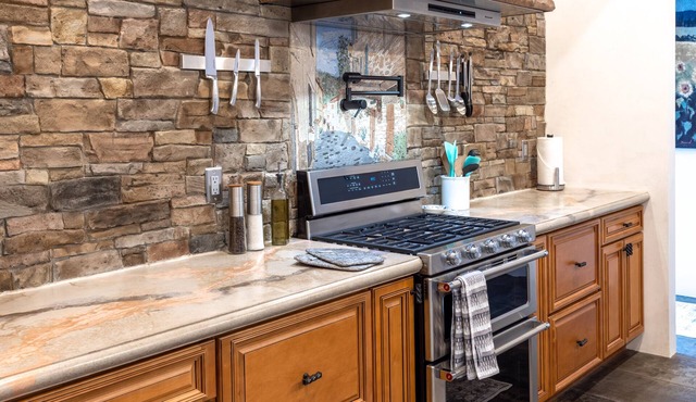 5 Star getaway, spa bath, 2 game rooms, hot tub, gourmet kitchen & pizza oven