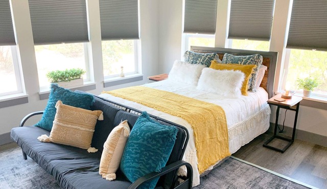 * 5 Star Hill Country Views Apartment