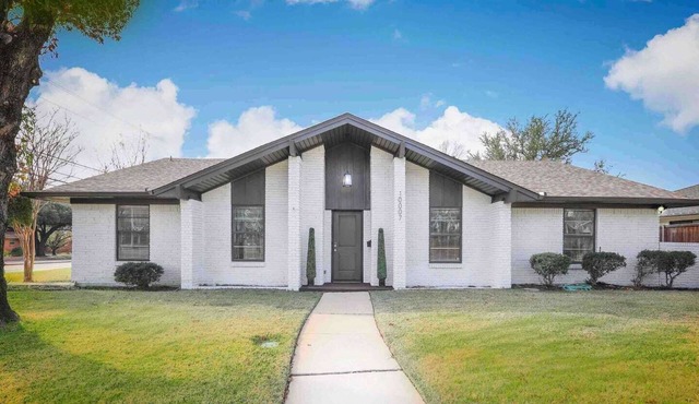★ 5 STAR Home - Guest Favorite! Chic Mid-Century Modern retreat just minutes from Dallas’ top attractions. Spacious 2,500 sq. ft. layout with 4 private bedrooms, 2 living rooms, and 2 dining areas.