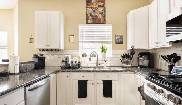 5 star king bed newly constructed super comfortable home with a pool table