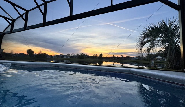5 STAR Lakefront Pool Home, Great Fishing! FREE POOL HEAT, GAS GRILL & WIFI!
