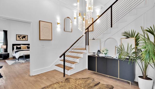 5 Star Large House Hot Tub Fire Pit Near Airport, Stadium & Downtown