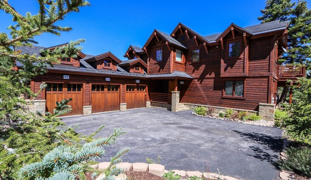 5-Star Lavish Family Home, Private Hot Tub & Double Garage, Near Eagle Lodge