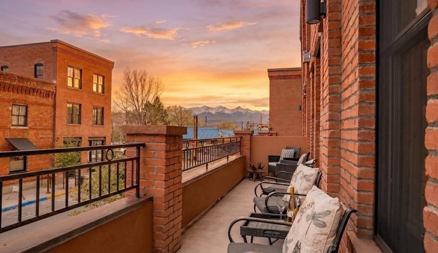 5 Star Listing! 1 Min Walk to Arkansas River