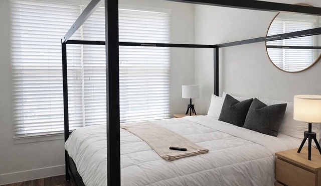 5 Star Location King Suite Legacy W. Free Parking