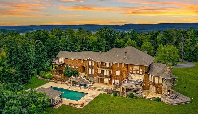 *5 Star LUX Retreat Pickleball Pool Theater Hottub