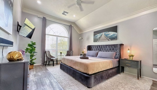 5-Star Luxury: 4King/2Full Beds, Pool & Chic Patio