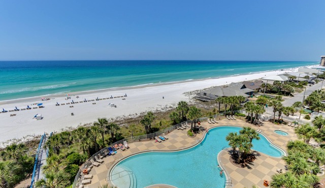 5 Star Luxury Condo on Beach with 2 Beach Chairs