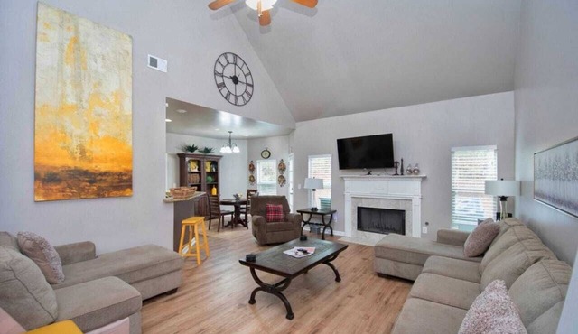 5-Star Luxury Home Sleeps 22+ Airport proximity