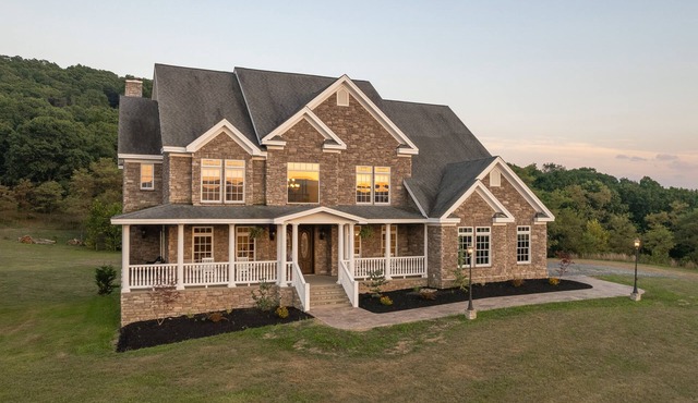 5 -Star Luxury Mountain Getaway - Grandview Lodge - Pool opens around April 15