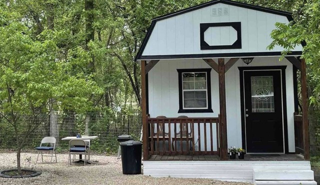 5 star Luxury tiny house, peaceful, POOL with covered deck! kayaks, 1 gig WiFi!