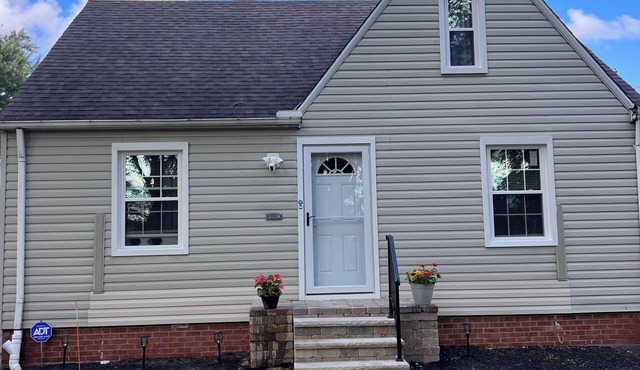 5 Star Newly Furnished & upgraded 3 BR house 9 miles from Downtown Cleveland