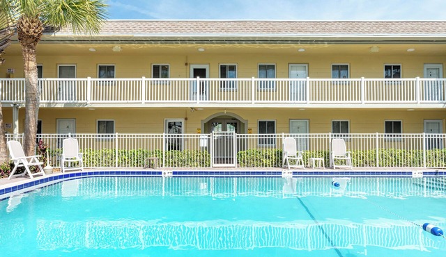 5 star newly renovated condo 3 min. walk to the beach, bars, food & transport