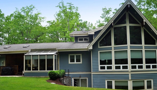 5 STAR OWNER Managed, Lake Xcess, dock, Pool, Pickle-ball, Home Theater, firepit