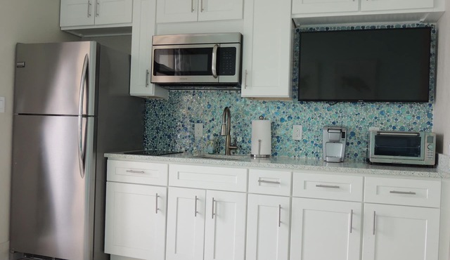 5-Star Penthouse! Family-Friendly - No Motorcycles! No parking fees!
