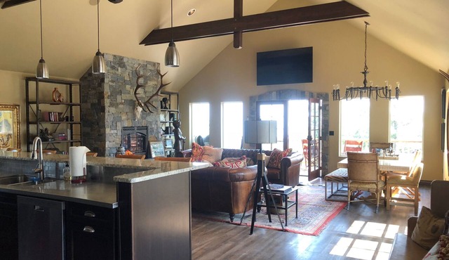 5 Star Private Gated Luxury 3 King Bedroom Estate Lodge Lake Views EV Charger