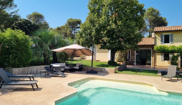 5-star rated air-conditioned house with swimming pool for 6
