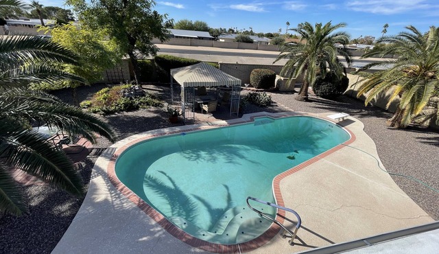 5 star resort pool,jet tub, out Drshower,barbeque,fire pit,tvs,stunning backyard