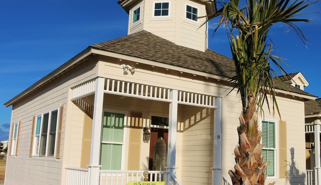 5 Star Reviews 3 Bedroom Luxury House w/Pool, Steps from Beach, Sleeps 7, Shops